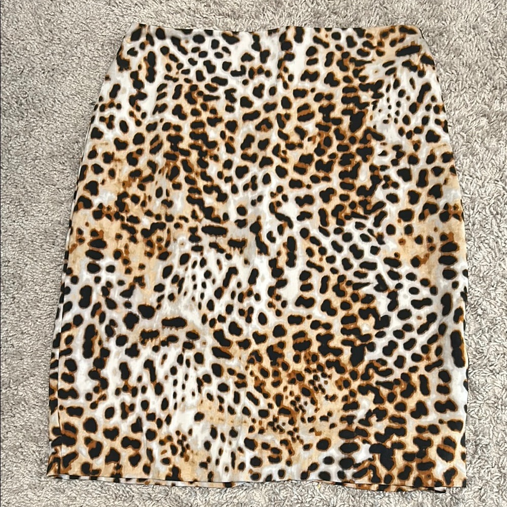Leopard Print Skirt-size 2p. Side zip with small side slit. Liner underneath